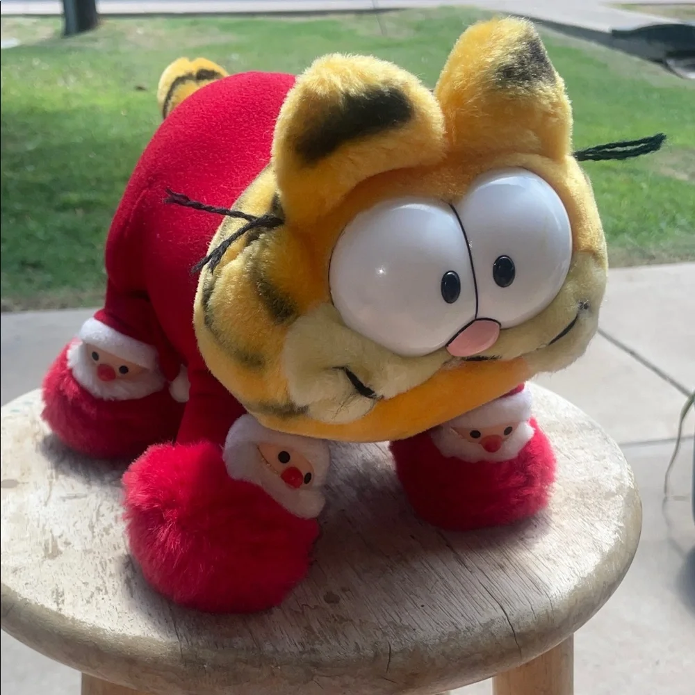 Garfield Christmas 1981 vintage plush toy with Santa slippers